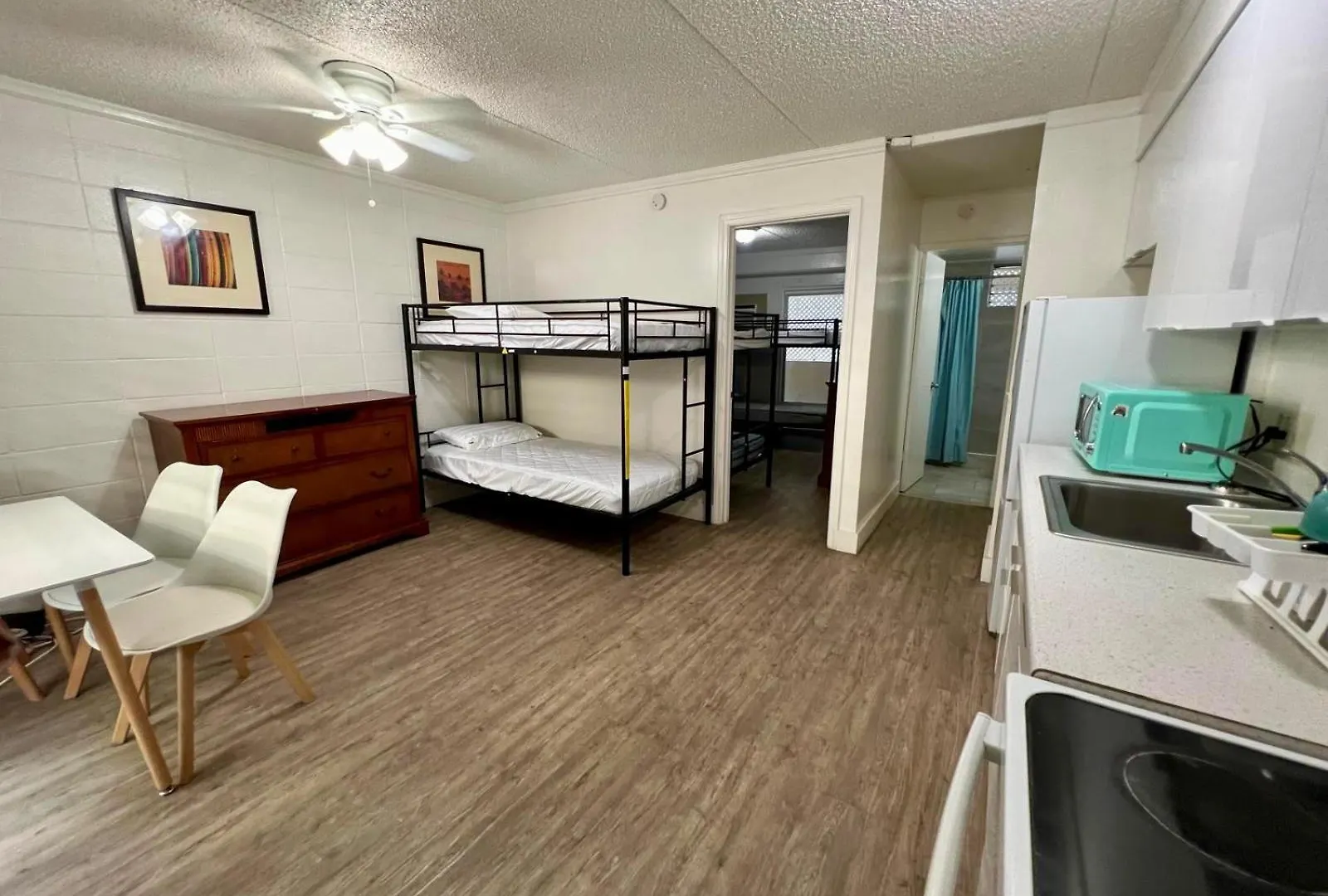 Waikiki Beachside Hostel