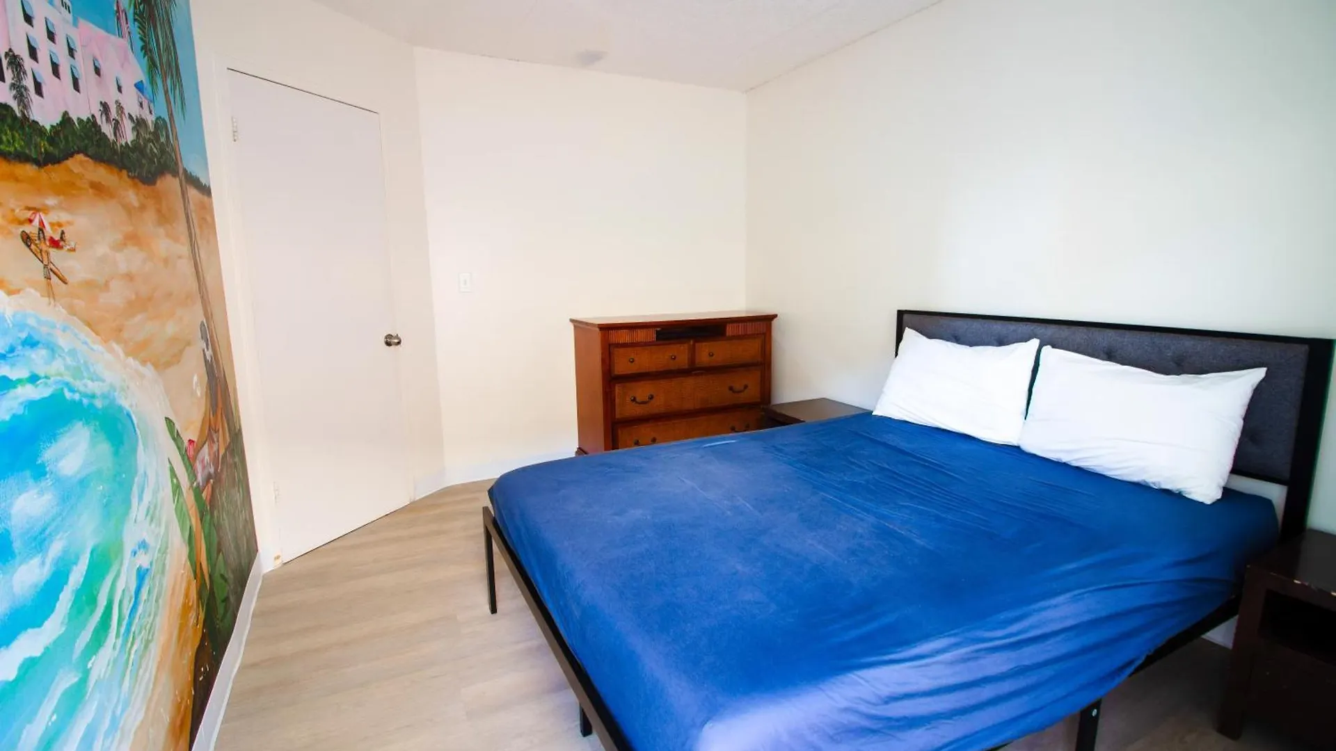 Waikiki Beachside Hostel