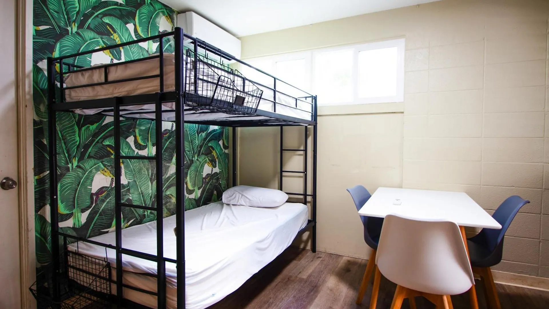 Waikiki Beachside Hostel *