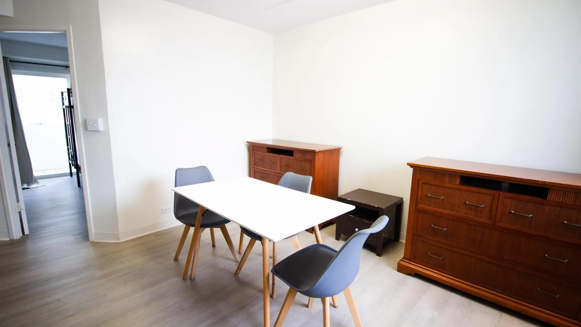 Waikiki Beachside Hostel