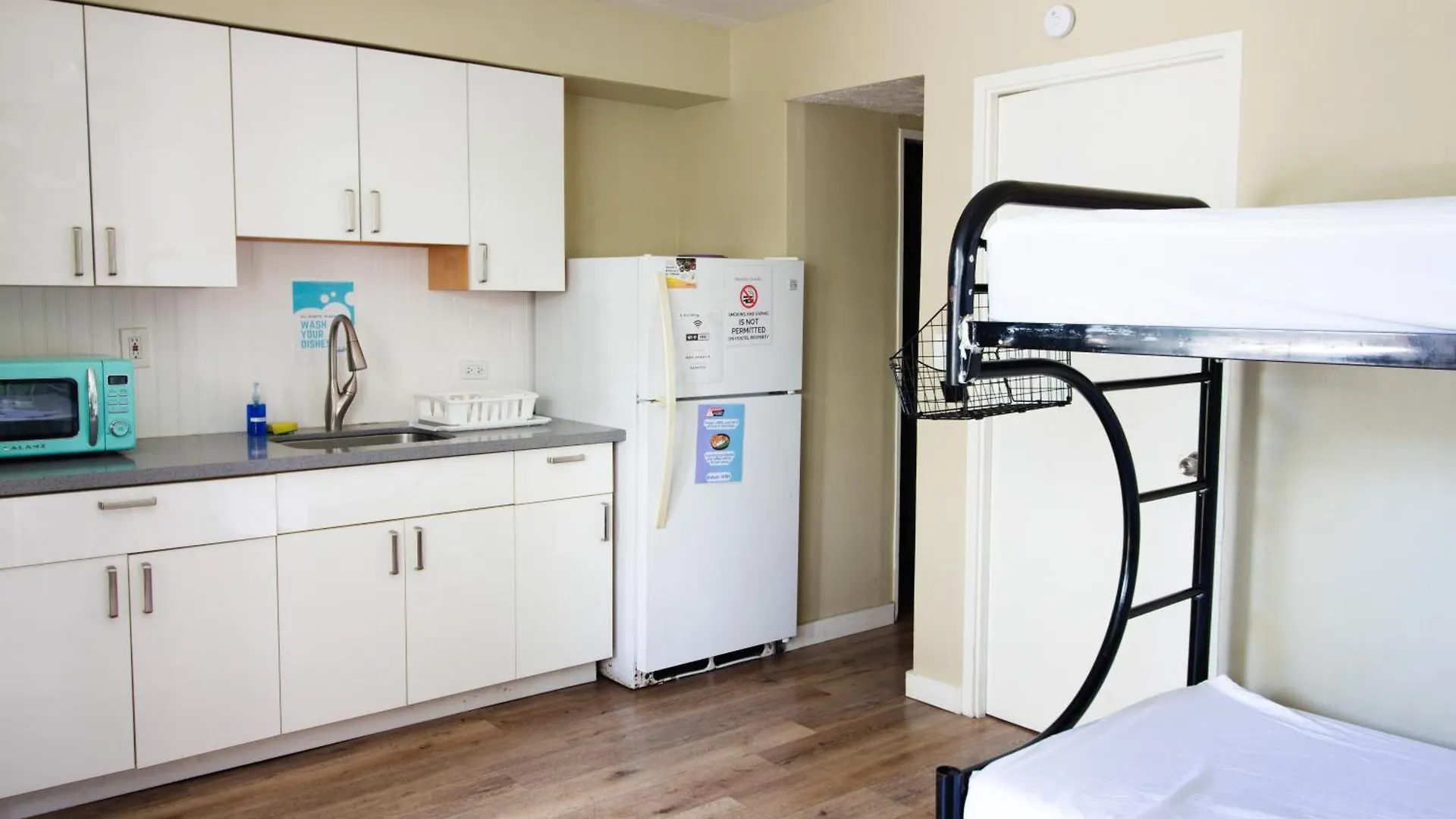 Waikiki Beachside Hostel