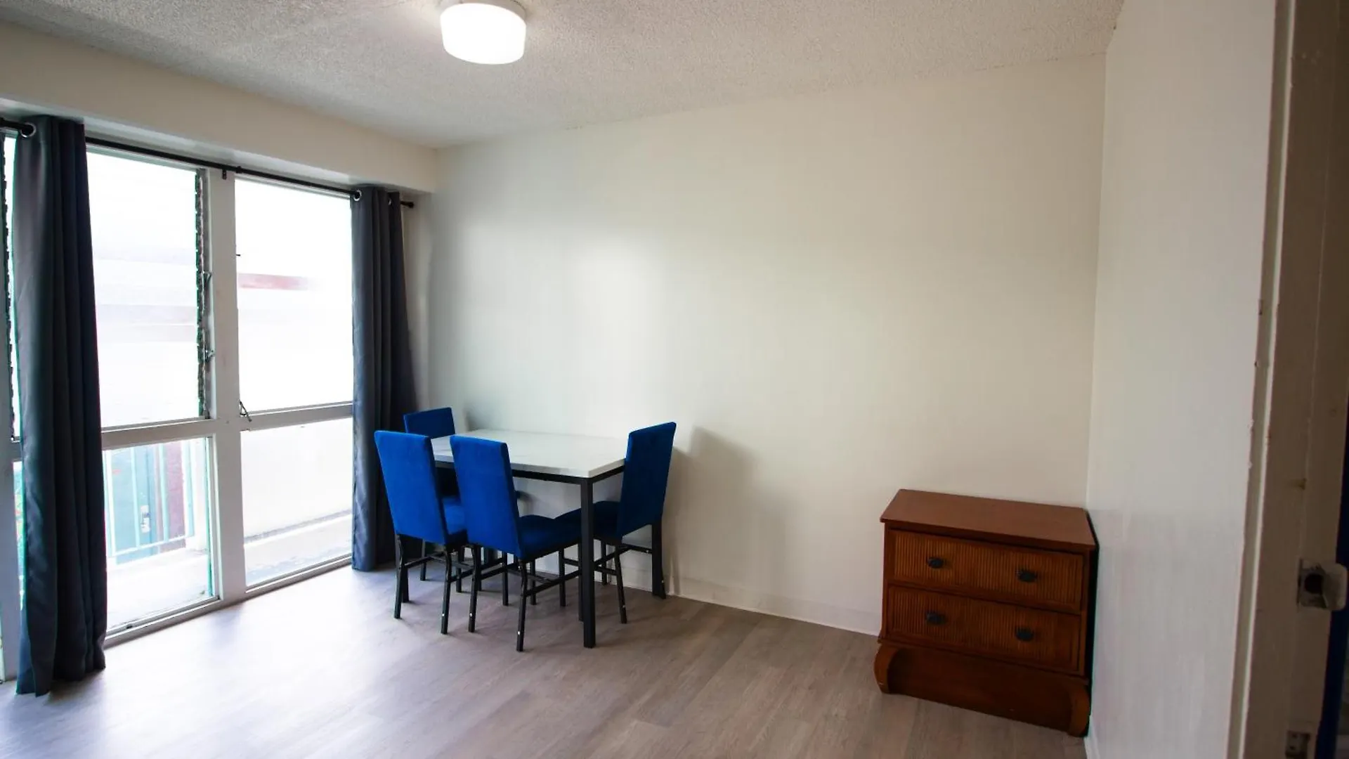 Waikiki Beachside Hostel *