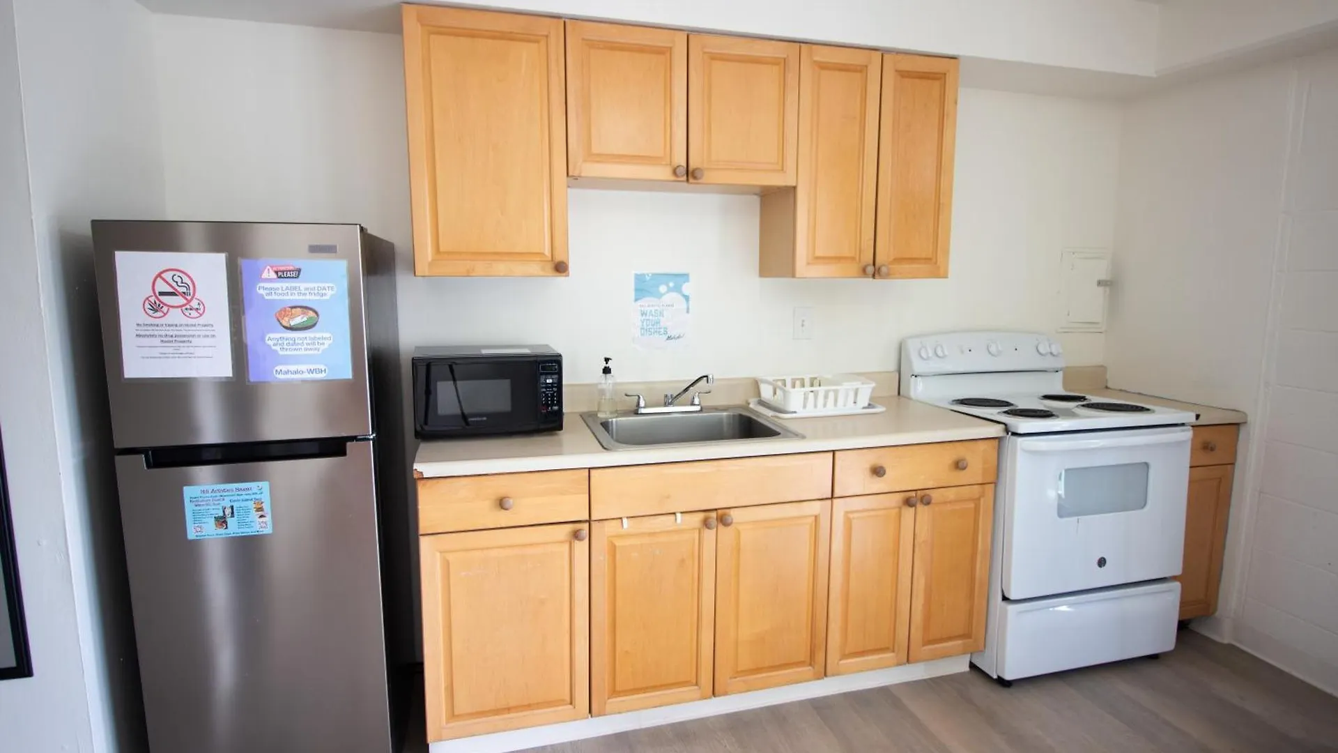Waikiki Beachside Hostel *