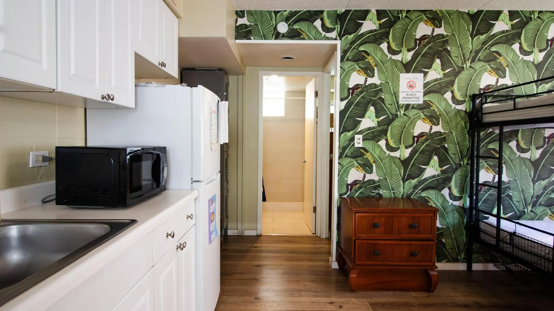 Waikiki Beachside Hostel