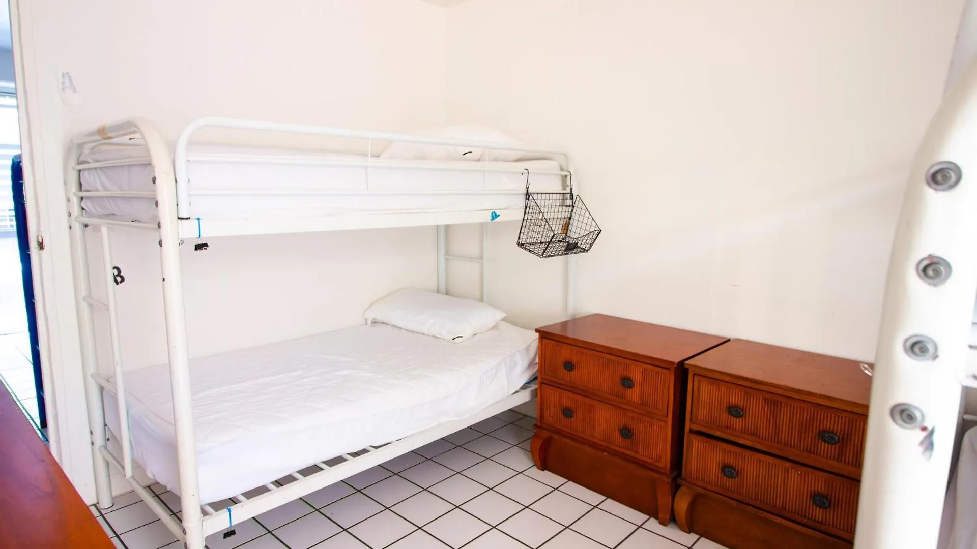Waikiki Beachside Hostel