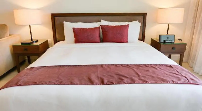 Jet Luxury At The Trump Waikiki Hotel Oahu